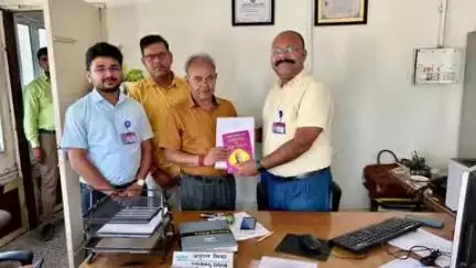 आलापुर: एनटीपीसी के मानव संसाधन राजभाषा विभाग ने आसपास के विद्यालयों के छात्रों के लिए हिंदी की पुस्तकें प्रदान की