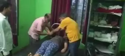 बदायूं: छतुईया गांव में बटेया से उपले निकालते समय किशोरी को सांप ने काटा, हालत गंभीर