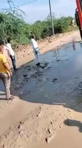 उरई: कोटरा गांव जाने वाला मुख्यमार्ग पानी भर जाने से तालाब में तब्दील, विधायक का कीचड़ से निकलते वीडियो सोशल मीडिया पर वायरल