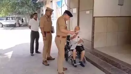 कानपुर: 88 साल के बुजुर्ग पर चेक बाउंस करने का आरोप, ज्वाइंट सीपी के यहां व्हीलचेयर से पहुंचे वृद्ध