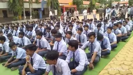 कुनकुरी: कुनकुरी पुलिस ने आत्मानंद हाईस्कूल में स्टूडेंट-पेरेंट्स को नशामुक्ति अभियान से जोड़ा, नशे के खिलाफ दिलाई शपथ