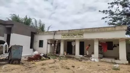 सोनाहातु: मध्य विद्यालय चौकाहातू में मजदूरों का कब्जा, ग्रामीणों ने की शिकायत