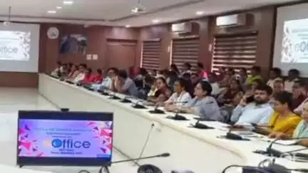 होशंगाबाद नगर: कलेक्ट्रेट कार्यालय में जिला पंचायत CEO के मार्गदर्शन में अधिकारियों, कर्मचारियों के लिए ई-ऑफिस सॉफ्टवेयर का प्रशिक्षण