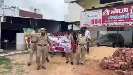 గిద్దలూరు: గిద్దలూరు పట్టణంలో మత్తు పదార్థాలకు దూరంగా ఉండాలని విద్యార్థులతో ప్రజలకు అవగాహన కల్పించిన ఎక్సైజ్ అధికారులు