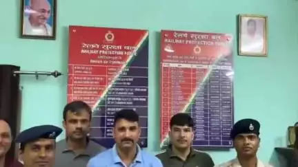 कांके: रांची के नामकुम रेलवे स्टेशन से आरपीएफ ने शराब की बोतल के साथ एक आरोपी को गिरफ्तार किया