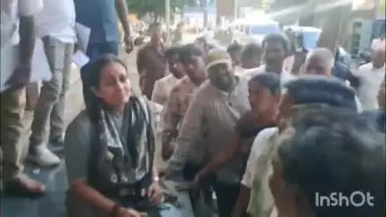 మురుగుకాల్వపై కూర్చోని భాధితుల వినతులు తీసుకున్న నంద్యాల ఎంపీ డాక్టర్ బైరెడ్డి శబరి