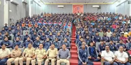 उत्तर सोलापूर: विद्यार्थ्यांमध्ये अंमली पदार्थविरोधी जनजागृती: सोलापूर विद्यापीठात पोलीस आयुक्त एम. राजकुमार यांचे मार्गदर्शन...