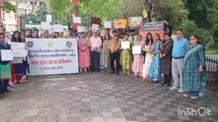 उज्जैन ग्रामीण: शासकीय माधव महाविद्यालय द्वारा नशा मुक्ति अभियान के तहत चामुंडा माता से रैली निकाली गई, मानव श्रृंखला बनाई
