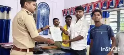 नाला: जेएलकेएम प्रखंड अध्यक्ष विकास महतो ने मांडू विधायक के खिलाफ नाला थाना में प्राथमिकी दर्ज करने के लिए आवेदन दिया