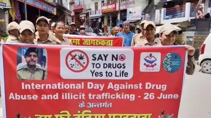 लोहाघाट में विश्व तंबाकू निषेध दिवस पर पुलिस ने निकाली नशा मुक्ति जागरूकता रैली।