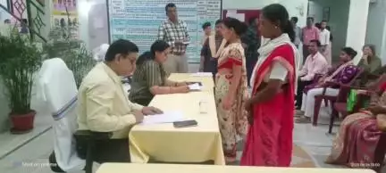 सिमडेगा: बुजुर्ग फरियादियों की परेशानी देखते हुए, पहली बार समाहरणालय के निचले तल्ले में लगा डीसी का जनता दरबार