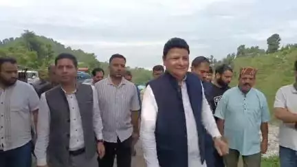 धर्मशाला: बुधवार को सोकनी दा कोट (खनियारा) में आई त्रासदी वाली जगह वीरवार को निरीक्षण करने पहुंचे धर्मशाला के विधायक सुधीर शर्मा