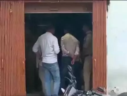 बल्देवगढ़: ग्राम सतरई बड़ेरा मंदिर में चोरी करने वाला आरोपी और सामान बल्देवगढ़ पुलिस ने किया ज़ब्त