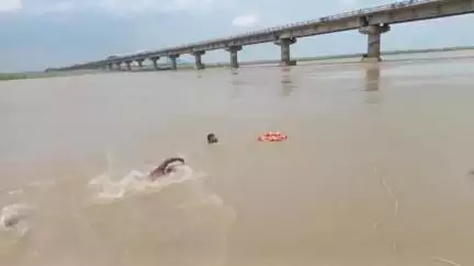 बस्ती: कलवारी थाना क्षेत्र में सरजू नदी में डूबते हुए व्यक्ति को बचाने का किया गया अभ्यास, बताए गए तरीके