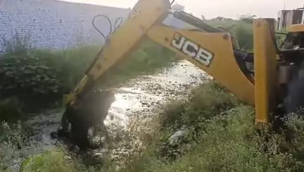 चंदौसी: चंदौसी के कैथलगेट आदमपुर रोड पर वर्षों से बंद पड़े नाले का निरीक्षण उपजिलाधिकारी विनय मिश्रा ने किया, जेसीबी से कार्य शुरू