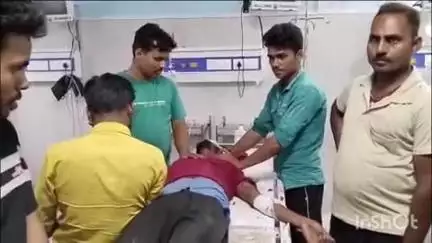 आरा: सनदिया गांव के समीप अज्ञात वाहन की टक्कर से घायल बाइक सवार को आरा सदर अस्पताल में कराया गया भर्ती