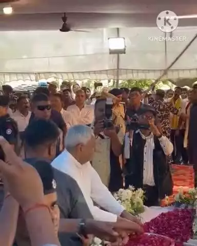 पटेढ़ी बेलसर: मुख्यमंत्री नीतीश कुमार ने वैशाली विधायक के पिता बिपिन पटेल के श्राद्ध कार्यक्रम में नगवां गांव में भाग लिया