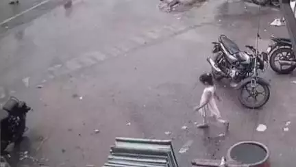 शाजापुर: महूपुरा में आवारा कुत्तों ने बच्ची पर किया हमला, सीसीटीवी फुटेज आया सामने