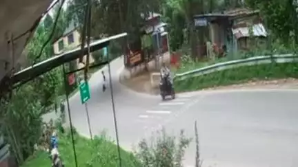 घुमारवीं: सिल्ह चौक पर सड़क हादसे में ट्रक और बाइक की टक्कर, बाइक चालक की मौत, साथ बैठा गंभीर घायल