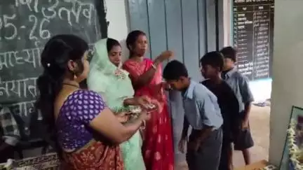 जशपुर: जशपुर जिले के दुलदुला क्षेत्र के नोनिया ताला स्कूलों में नवप्रवेशी बच्चों का स्वागत, गणवेश, पुस्तक वितरण और सामूहिक भोज