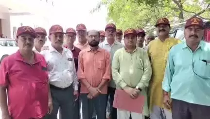 महोबा: कबरई-कुन्हेटा मार्ग पर कारगिल शहीद बालेन्द्र सिंह के नाम पर चौक निर्माण की मांग, पूर्व सैनिकों ने डीएम को सौंपा ज्ञापन