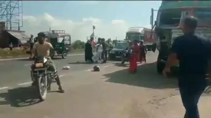 गायघाट: बेनीबाद थाना के पास एनएच 27 पर कार और बाइक की टक्कर, पति-पत्नी घायल