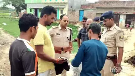 रामगढ़: थाना क्षेत्र के एक गांव में बच्चे से अप्राकृतिक योनाचार के मामले में मोहनिया डीएसपी ने घटनास्थल पर पहुंचकर की जांच