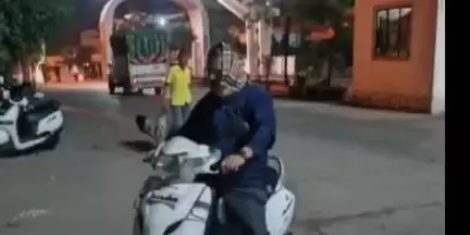 उत्तर सोलापूर: कृषी उत्पन्न बाजार समितीचे सभापती दिलीप माने यांनी वेशांतर करून बाजार समितीमध्ये अचानक मारला फेरफटका...