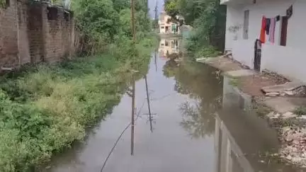 देवास नगर: बालगढ़ क्षेत्र के आसपास रहने वाले कॉलोनी के लोग मकान खाली करने को हो रहे मजबूर, पानी से हुए परेशान #jansamsya
