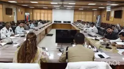 बिजनौर: बिजनौर के महात्मा विदुर सभागार कक्ष में सड़क सुरक्षा समिति की बैठक आयोजित