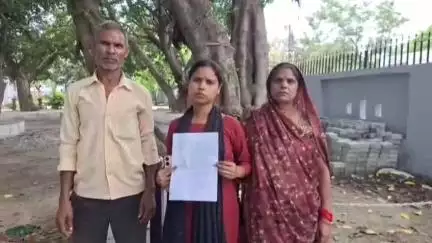 कन्नौज: युवती ने दरोगा पर रुपए हड़पने का आरोप लगाते हुए पुलिस अधीक्षक से लगाई गुहार, एसपी कार्यालय पर दिया शिकायती पत्र