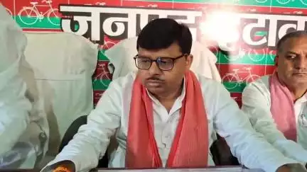 इटावा: बकेवर क्षेत्र में अहीर रेजिमेंट द्वारा किए गए प्रदर्शन को लेकर सपा जिला अध्यक्ष ने की प्रेस वार्ता