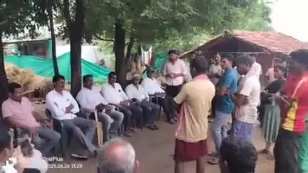 బూర్గంపహాడ్: ఇర వెండి కోసా గుంపు గిరిజనులకు ఫారెస్ట్ అధికారులకు మధ్య జరిగిన ఘర్షణను క్లుప్తంగా తెలుసుకునేందుకు వెళ్లిన అధికారులు