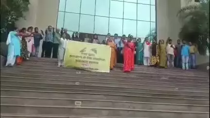 देवघर: देवघर नगर निगम में नशा मुक्ति शपथ समारोह आयोजित, नगर आयुक्त रोहित सिन्हा ने दिलाई शपथ