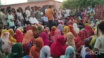 बड़हरा: शालिग्राम सिंह के टोला गांव स्थित विद्यालय में महिला समाजसेविका ने महिलाओं के बीच साड़ी का आयोजन किया, महिला चौपाल लगाया