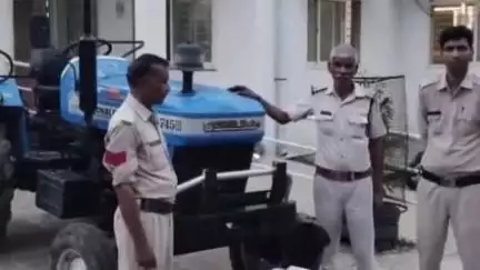दतिया: वाहन चेकिंग में पुलिस को मिली बड़ी सफलता, दुरसड़ा पुलिस ने आड़े गोला रोड से चोरी का ट्रैक्टर किया बरामद