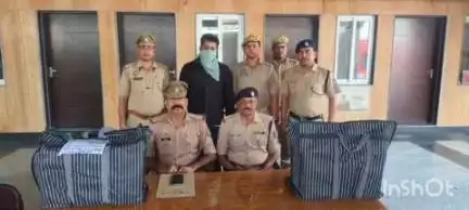 बलिया: बलिया रेलवे स्टेशन पर जीआरपी और आरपीएफ की संयुक्त टीम ने 6 पेटी अंग्रेजी शराब के साथ एक शराब तस्कर को किया गिरफ्तार