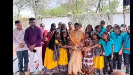 મોરવા હડફ: મોરવા હડફના નવલસિહંની મુવાડી પ્રાથમિક શાળામાં કન્યા કેળવણી મહોત્સવ અને શાળા પ્રવેશોત્સવ ધારાસભ્યની ઉપસ્થિતિમાં યોજાયો
