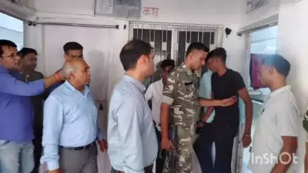 बंशीधरनगर (नगर उंटारी): डीसी ने बंशीधर नगर अस्पताल का किया औचक निरीक्षण, लापरवाही पर डॉक्टर को फटकारा लगाई