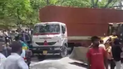 देहरादून: कड़ी मशक्कत के बाद पुलिस ने देहरादून-दिल्ली हाईवे से हटाया कंटेनर, 6 KM तक लगा था लंबा जाम; सैकड़ों वाहन फंसे रहे