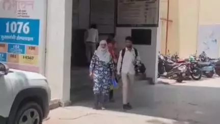 मथुरा: दंपति का आरोप, परिवार ने घर के एक मार्ग को बंद कर लगाया ताला