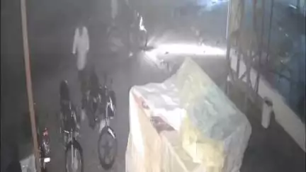 बर में लाइब्रेरी के सामने खड़ी बाइक को अज्ञात चोर ने चुरा लिया, CCTV में वारदात हुई कैद, पुलिस जुटी जांच में