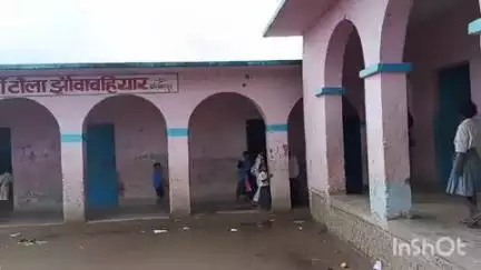 बरियारपुर: आगामी विधानसभा चुनाव को लेकर मतदान केंद्र का सत्यापन करने पहुंचे अधिकारी
