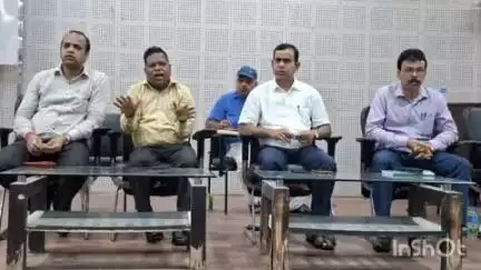 जामताड़ा: राजकीय अनुसूचित जाति आवासीय उच्च विद्यालय के विद्यार्थी समाहरणालय पहुंचे, प्राचार्य पर प्रताड़ना का आरोप लगाया