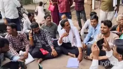 बल्देवगढ़: बल्देवगढ़ तहसील परिसर में ओबीसी महासभा का किसानों की समस्याओं को लेकर धरना प्रदर्शन