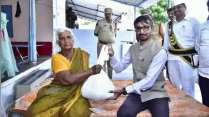 రాప్తాడు: కామారపల్లి గ్రామంలో 65 సంవత్సరాల పైబడిన వారికి రేషన్ పంపిణీ కార్యక్రమాన్ని తనిఖీ చేసిన జిల్లా కలెక్టర్ వినోద్ కుమార్