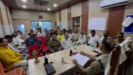 एटा: आगामी त्योहार मोहर्रम एवं कावड़ यात्रा को लेकर थाना कोत.नगर पर क्षेत्राधिकारी की अध्यक्षता में फीस कमेटी की बैठक की गई