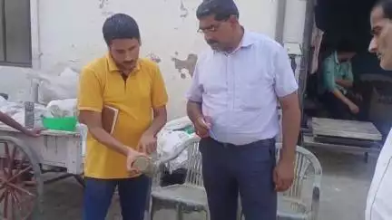 पानीपत: श्रीराम चौक पर सीएम फ्लाइंग टीम ने 25 लाख रुपये की लागत से बने नाले की गुणवत्ता जांच के लिए सैंपल लेकर भेजे लैब