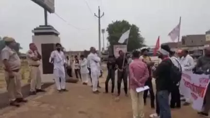 रावला: SFI नेता से मारपीट के मामले में एसएफआई कार्यकर्ताओं ने रावला पुलिस थाने पर किया प्रदर्शन, एसपी का पुतला फूंका