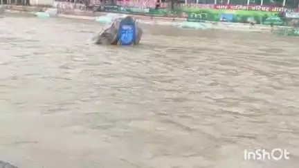 बागेश्वर: शख्स ने शराब के नशे में पुल से सरयू नदी में कूदने का किया प्रयास, लोगों ने बचाया